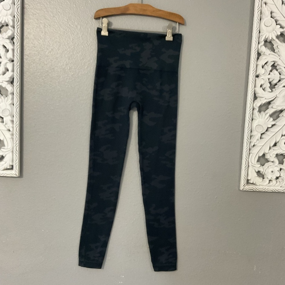 Spanx Cropped Look At Me Now Leggings Size Small Seamless Camo Pull On B62